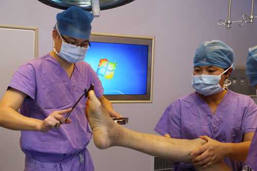 下肢手术消毒时怎样抬腿最方便？