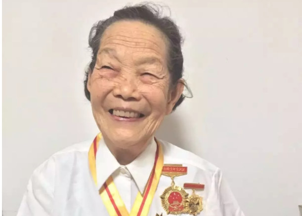 行医71年的95岁医生奶奶走了，人的一生该这样度过