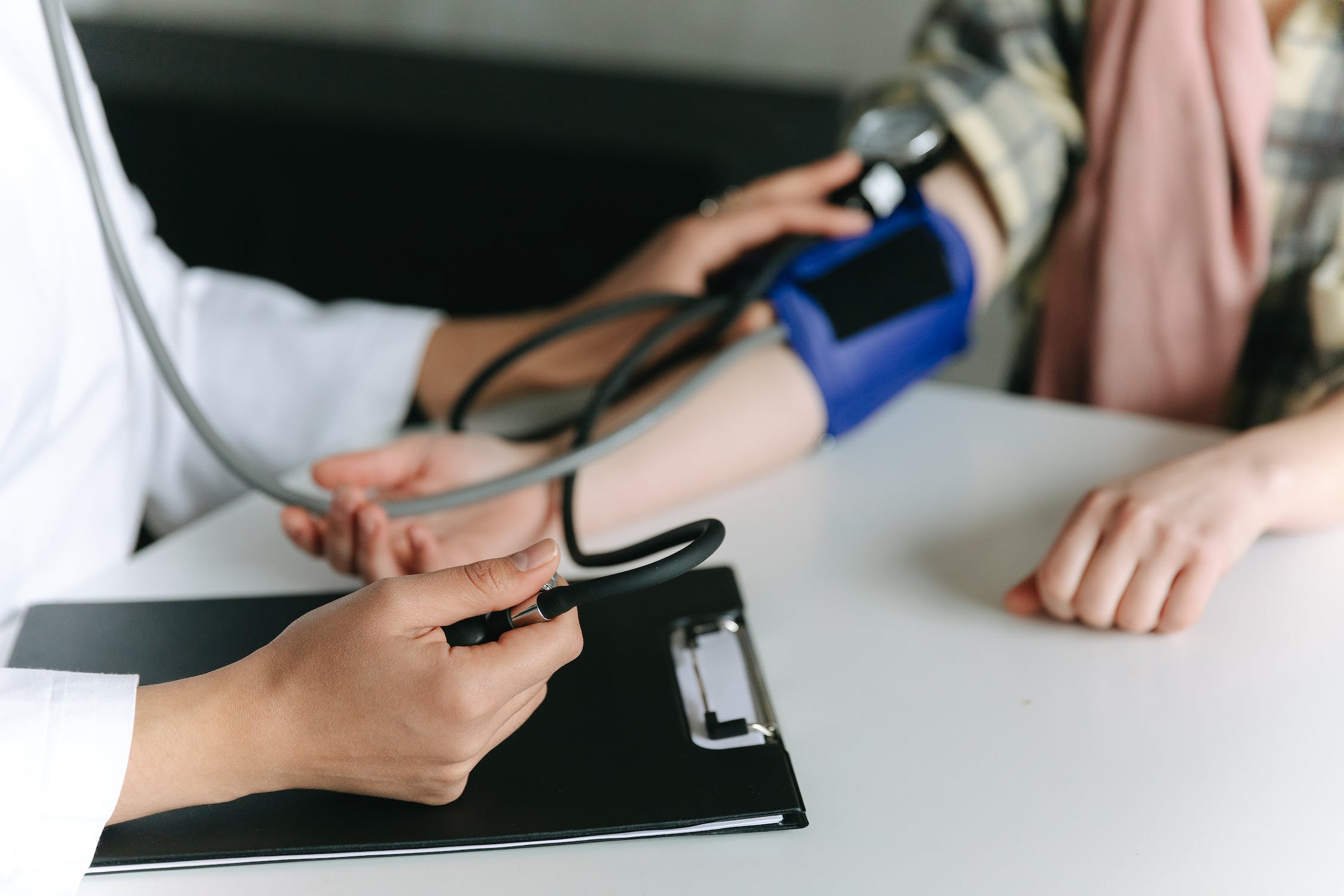 高血压是怎么发生的呢？怎样避免或减少高血压的发生？