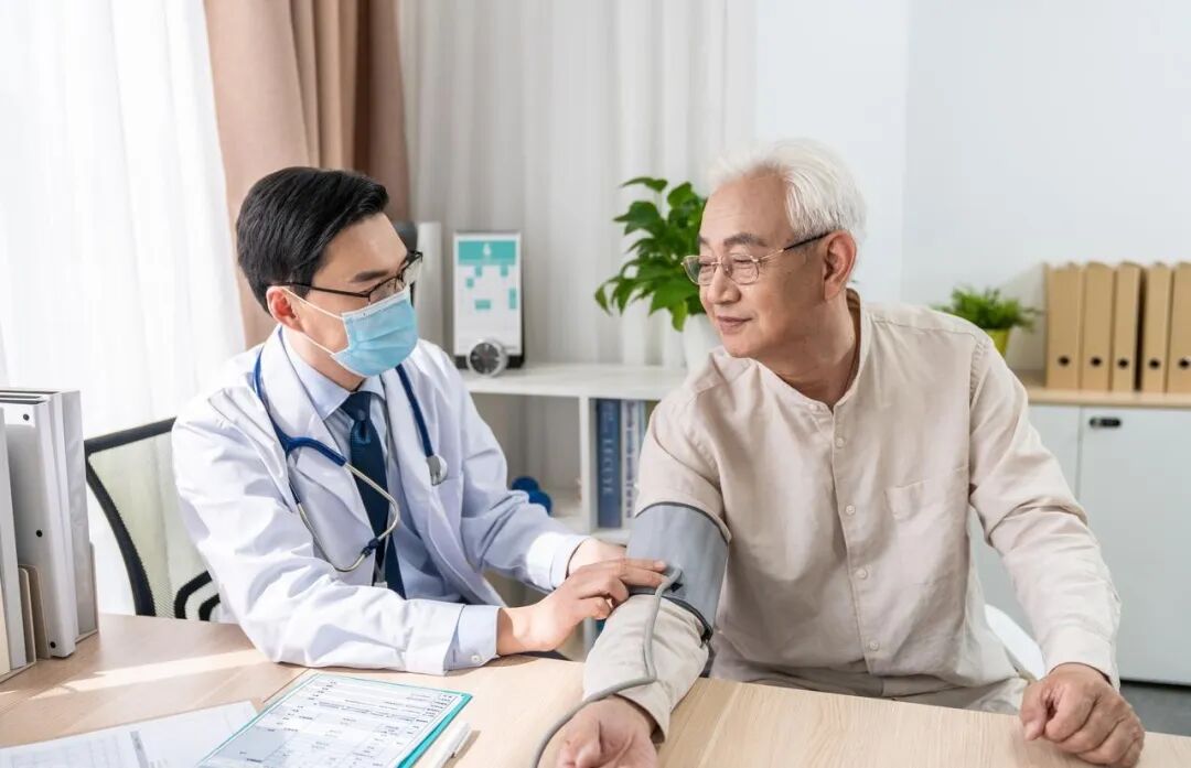 不必过度焦虑,老年人舒张压略高,说明动脉弹性还可以