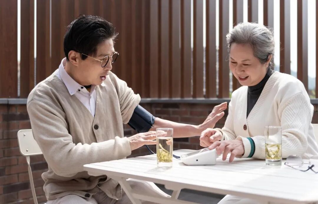 不必过度焦虑,老年人舒张压略高,说明动脉弹性还可以