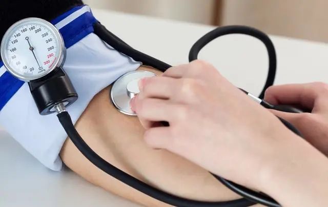 为什么有高血压的人过夏天，就如同吃了利尿降压药？
