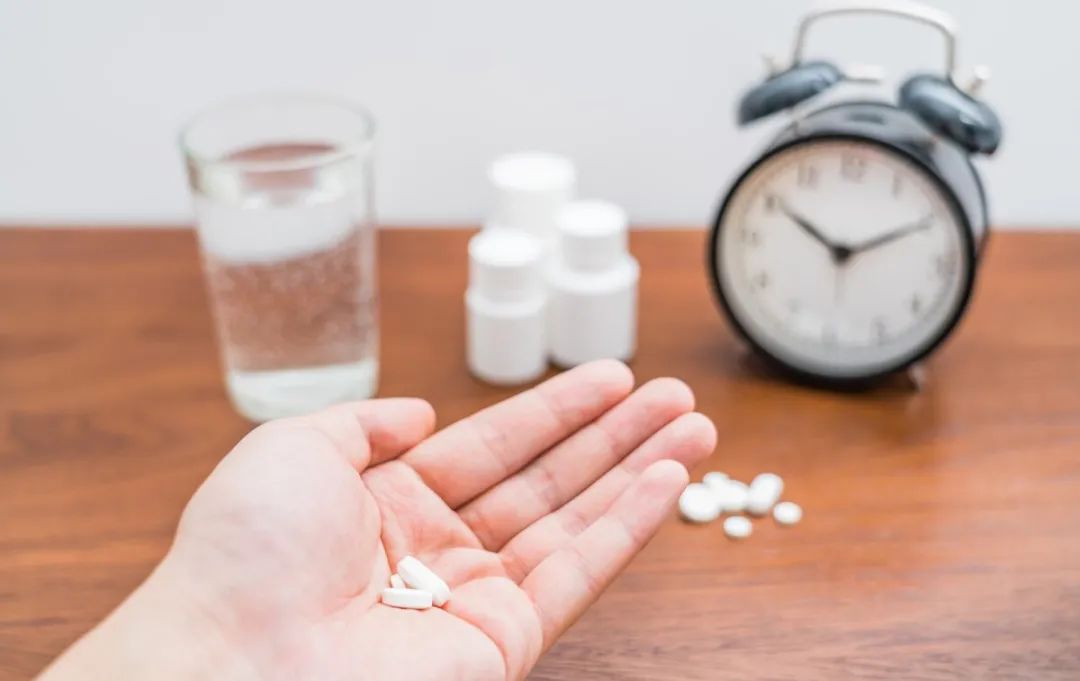 阿司匹林应该在什么时间吃，饭前还是饭后，早晨还是睡前？